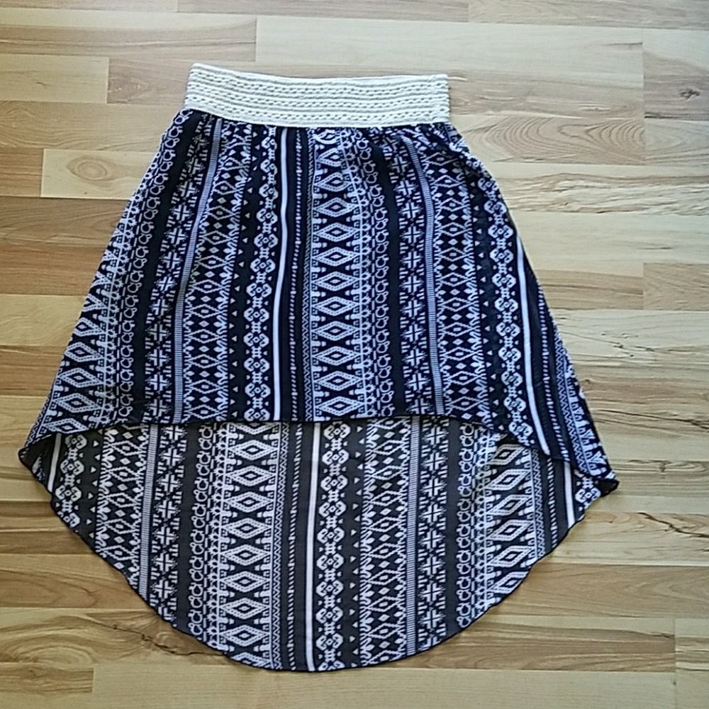 $5  Layered Black and White Skirt 💙